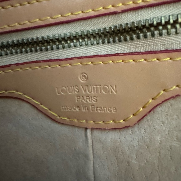 (Faux) Louis Vuitton Beige and Dark Brown Monogram Travel Bag - Picture 5 of 10
